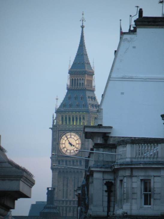  Horloge illuminée du Palais de Westminster